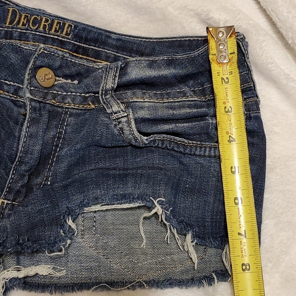 Decree SZ 5 Micro Distressed Cut-off Denim Shorts - Picture 6 of 8